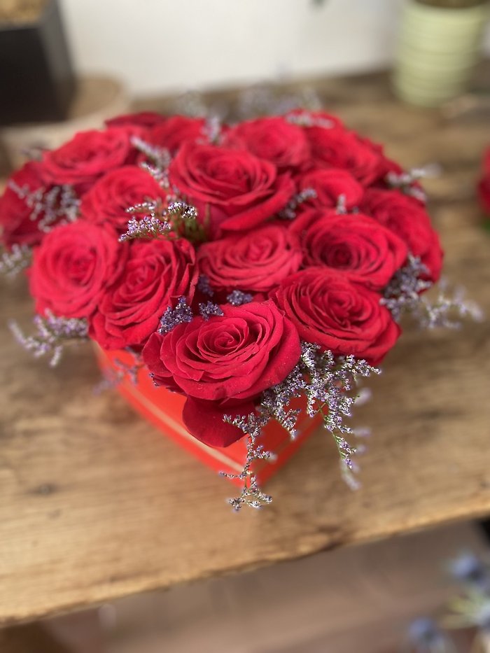 ROSES IN A BOX